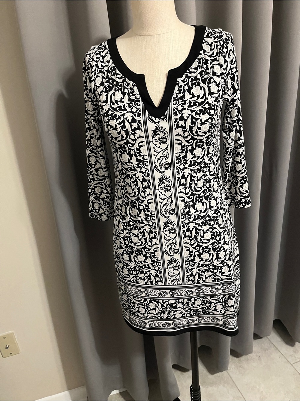 White House Black Market Black & White Printed Tunic Top